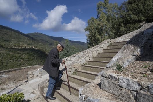 Centenarians climb steep hills daily in Bolotana copy